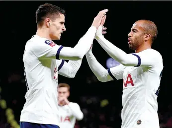  ??  ?? Lamela, autor do segundo golo do Tottenham, celebra com Lucas Moura