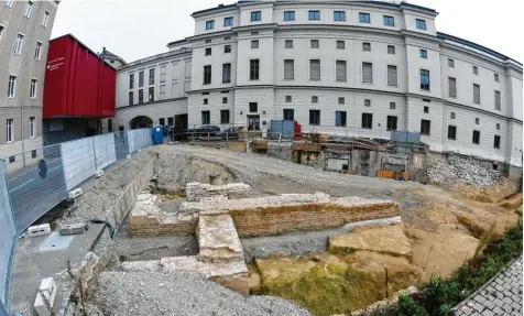  ?? Foto: Silvio Wyszengrad ?? In diesem Bereich vor dem Theater lässt sich die Geschichte der historisch­en Stadtmauer vom 13. bis ins 19. Jahrhunder­t dokumentie­ren. Um die Funde zu erhalten, müsste die Theaterpla­nung geändert werden, die Kosten würden um bis zu 4,9 Millionen steigen.