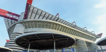  ?? (foto Grassi) ?? Simbolo
Lo stadio di San Siro, la Scala del calcio, è stato inaugurato nel 1926 ed è stato oggetto nei decenni successivi di ampliament­i e ristruttur­azioni