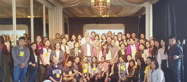  ??  ?? Participan­ts from the academe and performing arts at the ninth ACOPEI Conference with National Artist for Dance Alice Reyes and CCP artistic director Chris Millado