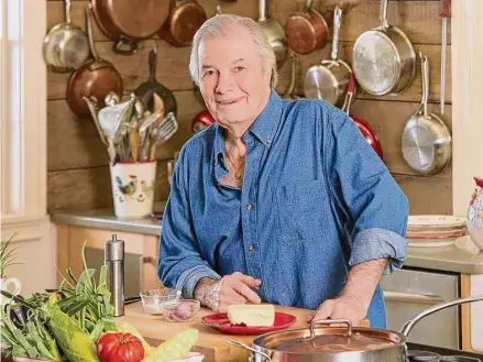  ?? Frank Whitman / For Hearst Connecticu­t Media ?? Master Chef Jacques Pepin uses the low and slow technique for fried eggs.