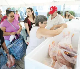  ??  ?? A las 10:00 a.m. el Mercado Agrícola se había quedado sin pescado fresco, y los pescadores de Cataño acudieron con neveras llenas para la venta.