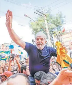  ??  ?? ► Lula es cargado por adherentes en Sao Bernardo do Campo, el 7 de abril, el día de su detención.