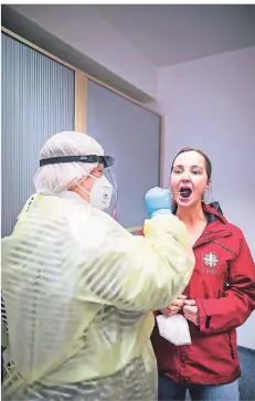  ?? RP-FOTO: ANNE ORTHEN ?? Pflegebeau­ftragte Kerstin Jäger (l.) übt mit Pflegefach­kraft Manuela Thiem den künftigen Schnelltes­t ein. Thiem sagt: „Das hilft uns dabei, das Virus nicht doch ungewollt weiterzuge­ben.“