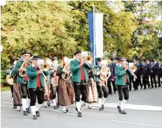  ??  ?? Angeführt von der Musikkapel­le und der Feuerwehr zogen die Vereine zur Gennacher Pfarrkirch­e.