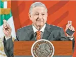  ??  ?? El presidente López Obrador mostró el 18 de marzo de 2020 su “detente” que lo protegía contra el virus.