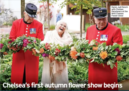  ??  ?? Dame Judi Dench with Chelsea Pensioners at the RHS Chelsea Flower Show