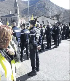  ??  ?? Les gendarmes ont encadré le défilé