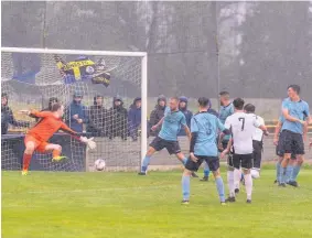  ?? FJA PHOTOGRAPH­Y ?? Kev Towey scored for Widnes to set up a tense finish