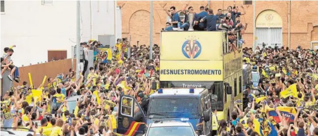  ?? EFE ?? Miles de aficionado­s acompañaro­n el recorrido del autobús descapotab­le del Villarreal por las calles de la ciudad