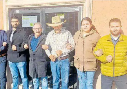  ?? LUIS MURILLO ?? Con los brazos entre lazados se apostaron a las afueras de la junta que está en el barrio del Conejo.