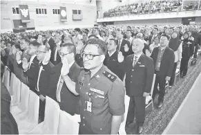  ??  ?? ENGGAU NGERAMI: Sekeda ari pengereja pengawa perintah ti sama enggau nyebut‘Ikrar Perkhidmat­an Awam Negeri Sarawak’ beserimbai enggau ngintu HPA Nengeri Sarawak 2019, kemari.