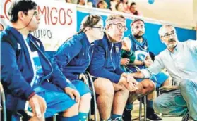  ??  ?? ► Somos campeones retrata a un equipo adulto de baloncesto con discapacid­ad intelectua­l y a su tenaz entrenador.