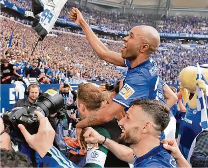  ??  ?? Naldo (oben) traf zum 2:0 für Schalke und ließ sich mit seiner Mannschaft von den Fans feiern