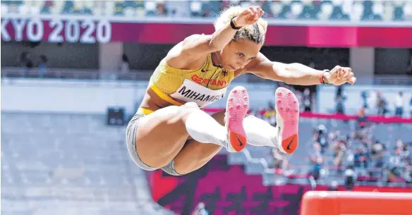  ?? FOTO: LACI PERENYI/IMAGO IMAGES ?? Erst im letzten Versuch gelang Malaika Mihambo der goldene Satz über sieben Meter. Damit ist sie die erste deutsche Olympiasie­gerin seit Heike Drechsler im Jahr 2000.