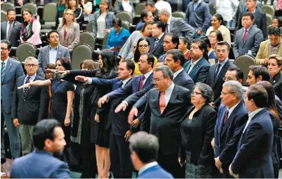  ?? JAVIER RÍOS ?? Funcionari­os de Hacienda rindieron protesta en la Cámara de Diputados.