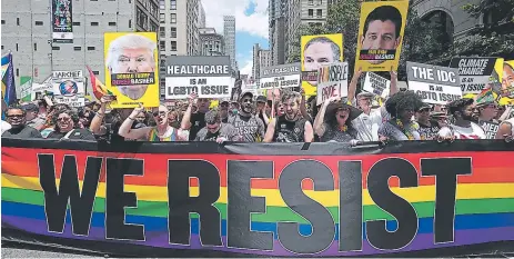  ?? Afp ?? PROTESTA. Grupo de personas se manifiesta­n contra el presidente Trump en la Gay Pride celebrada en la ciudad de Nueva York.