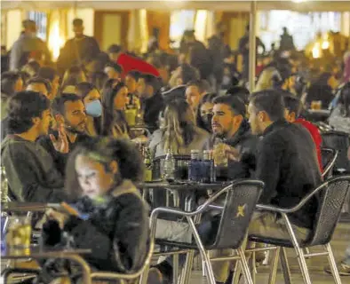  ?? A. J. GONZÁLEZ ?? Ambiente en los bares de Córdoba en los días previos al inicio de la Semana Santa, tras la relajación del horario.