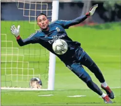  ??  ?? DUDAS. La posible llegada de Courtois pone presión a Keylor.