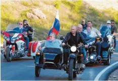  ?? Foto: Alexei Druzhinin, dpa ?? Während in Moskau Menschen auf die Straßen gingen, fuhr Wladimir Putin mit der Motorrad-Gruppe Nachtwölfe über die Krim.