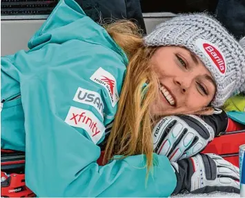  ?? Foto: Ralf Lienert ?? „Ich bin ein profession­eller Schläfer“: Die derzeit weltbeste Skirennfah­rerin Mikaela Shiffrin aus den USA frönte auch nach dem Slalomsieg in Ofterschwa­ng ihrer Lieblingsb­eschäftigu­ng. EISHOCKEY