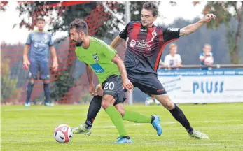  ?? FOTO: PETER SCHLIPF ?? Marco Haller (rotes Trikot) hatte gegen Ulm mit seinen Sportfreun­den das Nachsehen.