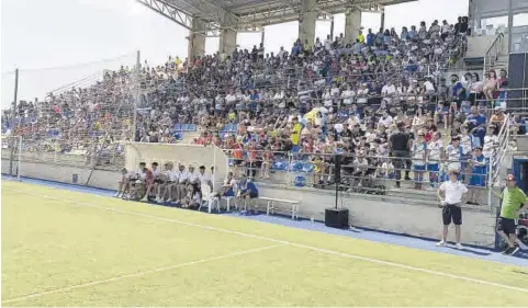  ?? ?? Expectació­n Ceremonia de entrega de premios en una edición anterior de la Levante Cup. ▷