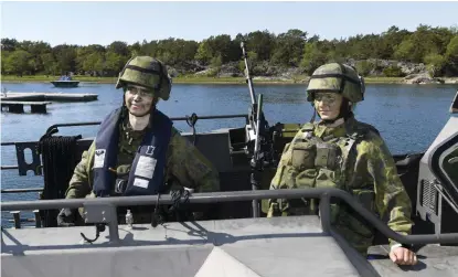  ?? FOTO: VESA MOILANEN/LEHTIKUVA ?? Underserge­anterna Robin Westerlund (till vänster) och Ida-Maria Wikström från Nylands brigad deltog i marinens
■ stridsövni­ng på ön Russarö på onsdagen. – Övningen gick som planerat, sade Wikström efter övningen.