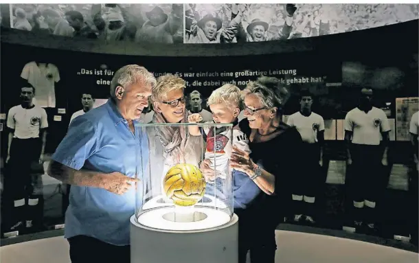  ?? FOTO: DFM/KOBOW ?? Der Originalba­ll aus dem WM-Finale 1954, auch bekannt als das Wunder von Bern.
