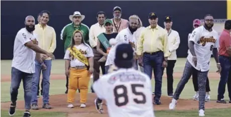  ??  ?? Los jugadores Zoilo Almonte, Danny Santana y Ronny Rodríguez realizan de manera simultanea el pitcheo simbólico en la apertura de la campaña en el estadio Cibao.