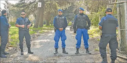  ?? FOTOS TELAM ?? OPERATIVO. El cadáver de la joven estaba debajo de un montículo de tierra removida y sin pasto, ubicado a unos 200 metros de la estación de ferrocarri­l que está en la reserva Santa Catalina.