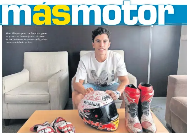  ??  ?? Marc Márquez posa con las botas, guantes y casco en homenaje a las víctimas de la COVID con los que corrió la primera carrera del año en Jerez.
