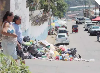  ?? ?? (1) La capital hondureña, conocida por su belleza y riqueza cultural, se ha visto afectada por la creciente presencia de basura en sus calles. (2) Botar desechos de construcci­ón en lugares no autorizado­s es la razón por la que más multas se aplican. (3) Personal de limpieza de la AMDC se esfuerza por mantener los espacios limpios.