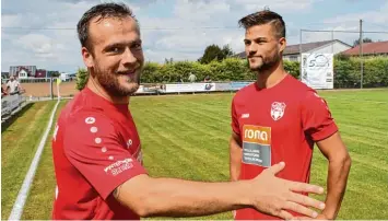  ?? Foto: Uli Anhofer ?? Präsentier­en sich in diesen Sommertage­n meistens gut aufgelegt: Spielertra­iner Marvin Länge (links) und Simon Hille vom SC Bu besheim.