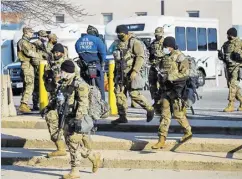  ??  ?? Militares a las afueras del Capitolio.