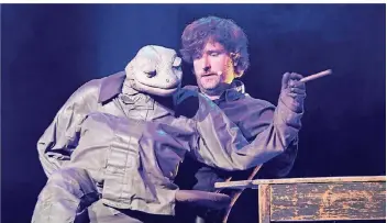  ?? RP-FOTO: JÖRG KNAPPE ?? Star in Michael Hatzius’ Solo-Comedy-Show „Echstasy“ist ein Reptil, eine etwa kindlich große Puppe in Tarnfarbe. In der Viersener Festhalle lieh der Puppenspie­ler ihr Arme, Beine und Stimme.
