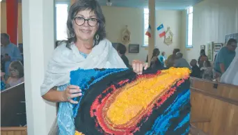  ??  ?? Linda Corbin montre son coussin hooké qui est exposé à l’Église historique de Barachois.
- Acadie Nouvelle: Sylvie Mousseau