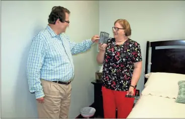  ?? Doug Walker ?? Dr. Bill Naguszewsk­i (left) checks out the cleanlines­s of a CPAP reservoir held by certified respirator­y therapist Liz Linn.