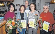  ?? SZ-FOTO: EF ?? Blumen bekam Dirigentin Annette König, Urkunden Waltraud Kloker, Manfred Aierstock, Christa Kammerland­er und Gertrud Geiger (v.l.).