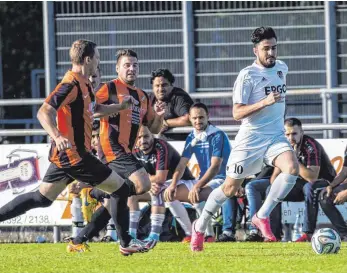  ?? SZ-ARCHIVFOTO: MAS ?? Aufsteiger Türkgücü Ehingen (r., hier im Stadtpokal­spiel gegen Herbertsho­fen) ist dick drin im Kampf um Platz zwei und empfängt am Sonntag auf dem Ehinger Kunstrasen den FC Schelkling­en/Alb.