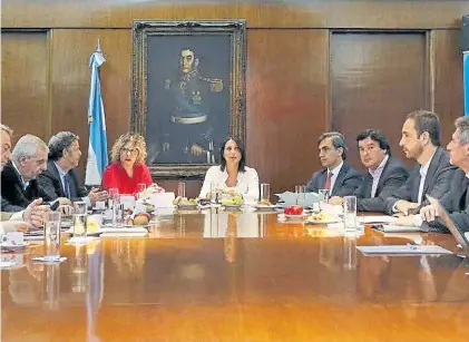  ??  ?? Negociador­es. Sindicalis­tas y representa­ntes del Gobierno, ayer, en un salón del Ministerio de Salud.