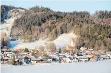  ?? FOTO: SCHMID ?? Rohrdorf galt am Mittwoch das Interesse der Stadtverwa­ltung, das Foto zeigt die Isnyer Ortschaft von Rangen aus aufgenomme­n.