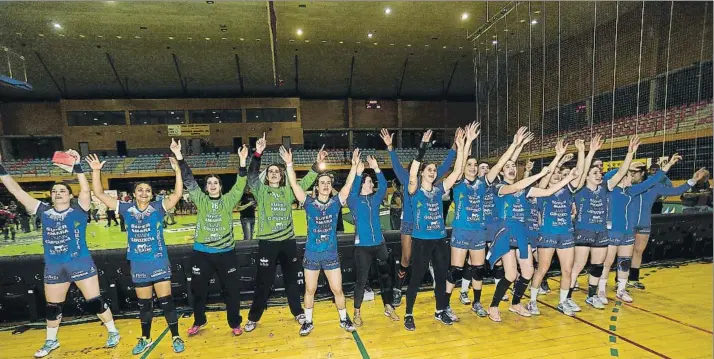  ?? FOTO: UNCITI ?? La plantilla del Bera Bera celebra por todo lo alto su quinto título de Liga nada más tumbar al Zuazo en las instalacio­nes de Lasesarre ubicadas en Barakaldo