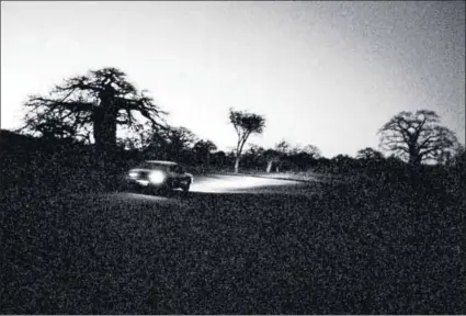  ?? Photos: Paul Botes ?? Border patrol: A taxi (above) in which Phillip and the author travelled to a secluded point on the border between Zimbabwe and South Africa and walked into this country. Many migrants and traders legally cross the border at Beit Bridge (left).