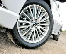  ??  ?? Rines de aluminio de 18 pulgadas y dimensión de neumáticos 225/55.