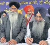  ?? SAMEER SEHGAL/HT ?? SGPC president Harjinder Singh Dhami (L) launching a signature campaign at the Golden Temple on Thursday.