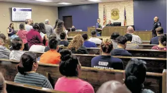  ?? Cody Bahn / Staff photograph­er ?? Defendants pack the courtroom of Montgomery County Precinct 3 Justice of the Peace Matthew Beasley in The Woodlands. Beasley hosts the only night court session in Montgomery County.