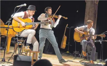  ?? FOTO: DOS ?? Das Wiener Trio Cobario (von rechts) Jakob Lackner alias El Coba, Herwig Schaffner alias Herwigos und Georg Aichberger alias Giorgio Rovere begeistern mit Charme und Wiener Schmäh ihr Lindauer Publikum