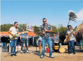  ?? FOTOS TOMADAS DEL VIDEOCLIP ?? Para esta canción acompañan a Nayo y su gaita cinco músicos más que interpreta­n bajo, guitarra, maracas, conga, campana y clave.