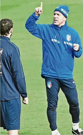  ?? — AP ?? That’s how you do it: Italy coach Luigi Di Biagio instructin­g his men during a training session at the Coverciano Sport Centre in Florence, Italy, on Monday.